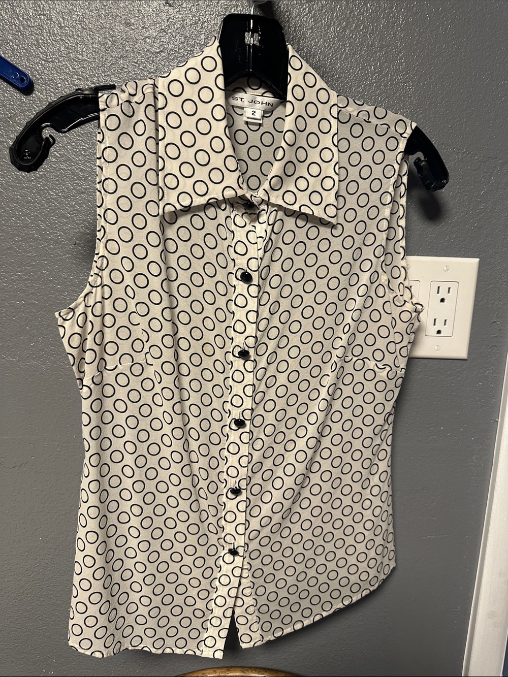 St. John Silk Cream Sleeveless Button-Front Blouse with Black Circle Print